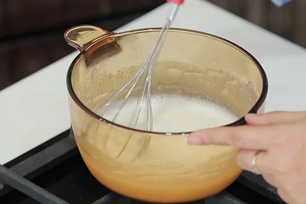 Nấu nước cốt dừa