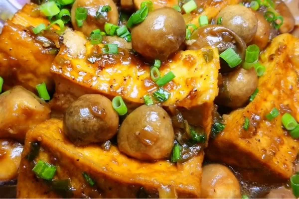 Món nấm rơm kho đậu hũ có màu sắc bắt mắt