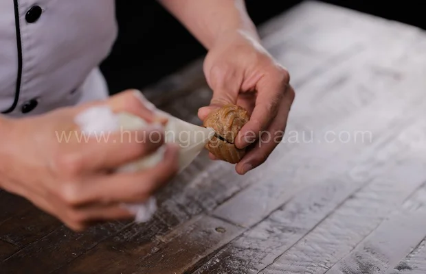 Bơm kem vào bánh