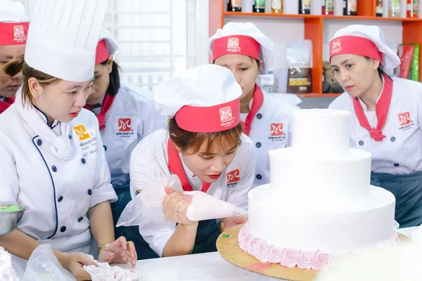 Các bạn học viên tỉ mẩn và cẩn thận