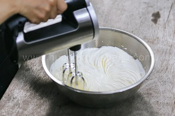 Đánh bông kem tươi để làm phần mousse Đánh bông kem tươi để làm phần mousse