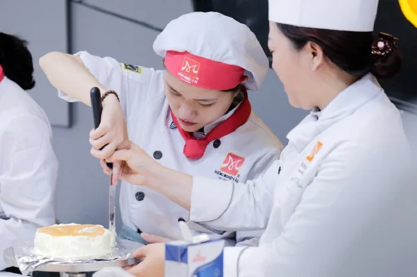 Học làm bánh kem tại Hướng Nghiệp Á Âu Học làm bánh kem tại Hướng Nghiệp Á Âu