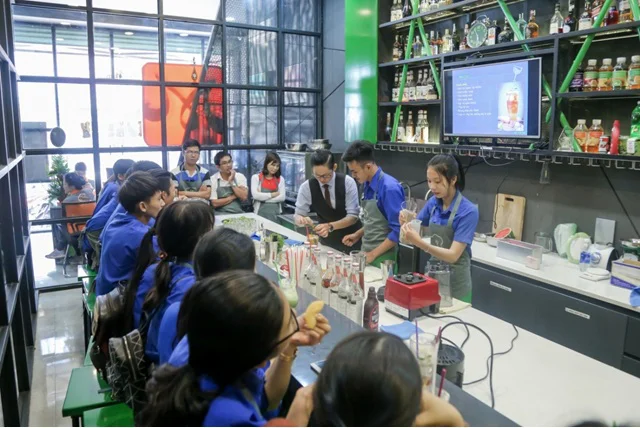 Á Âu School Tour