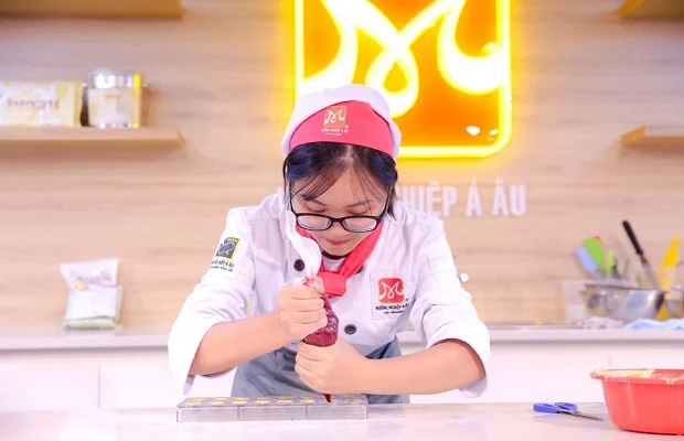 Học viên thực hiện làm bánh