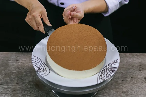Rắc thêm bột cacao cho bánh Rắc thêm bột cacao cho bánh