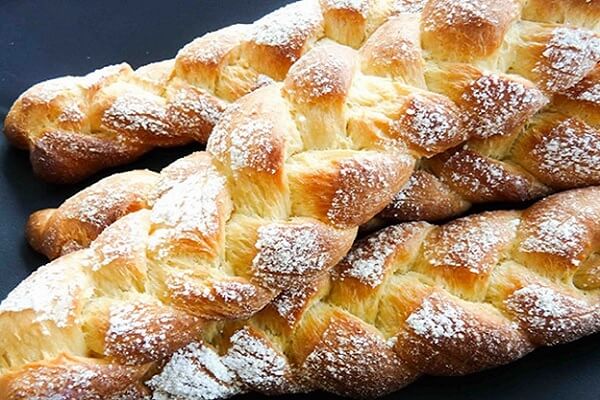 bánh mì Brioche Pháp rắc đường bột trang trí