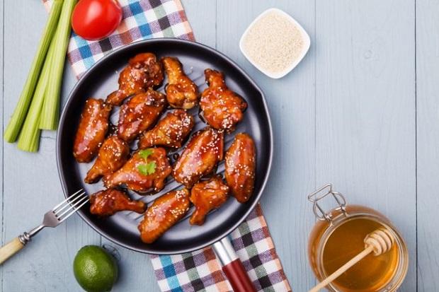 Rắc thêm mè rang sẽ giúp cho món gà sốt mật ong đẹp mắt Rắc thêm mè rang sẽ giúp cho món gà sốt mật ong đẹp mắt