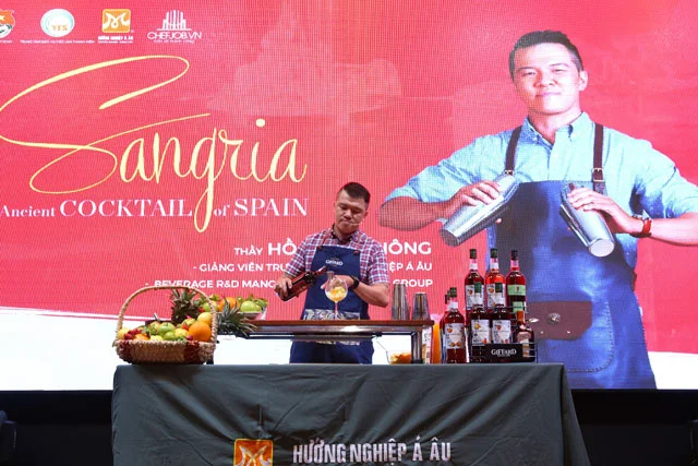 Màn trình diễn pha chế cocktail Sangria của thầy Hồ Quốc Thông trinh dien pha che cocktail sangria