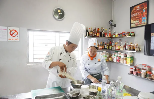 giảng viên hướng dẫn nấu cơm