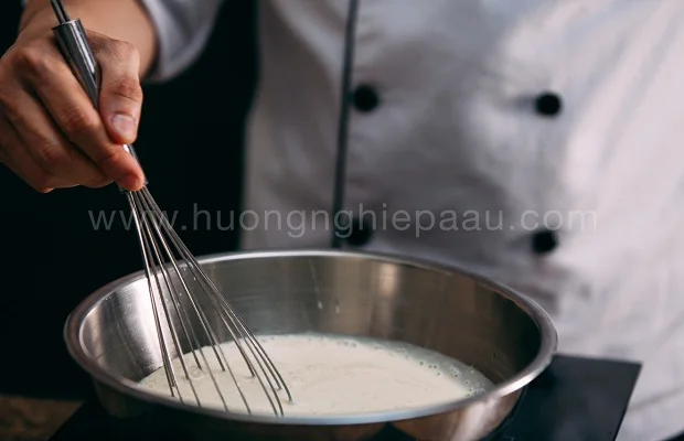 đun kem và sữa tươi trên bếp