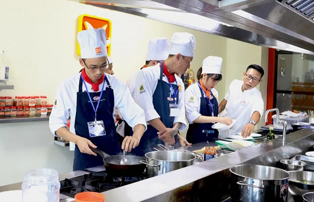 Học viên thực hiện nấu ăn