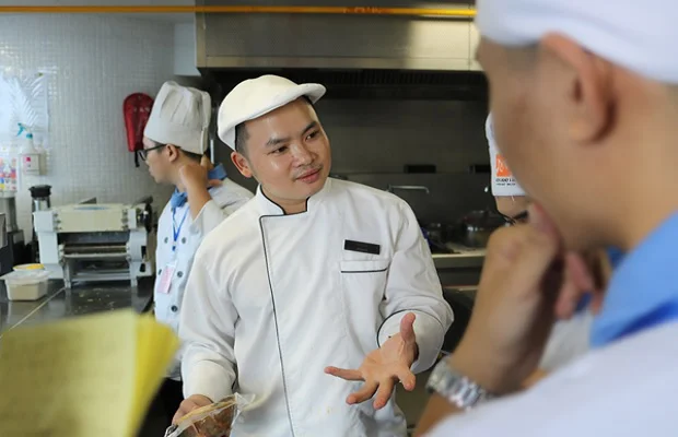 Đầu bếp phụ trách Khu Bếp Tàu Mr. Khánh chia sẻ