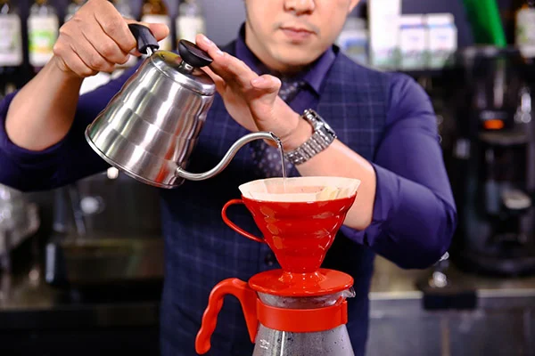 Barista sử dụng các dụng cụ pha chế