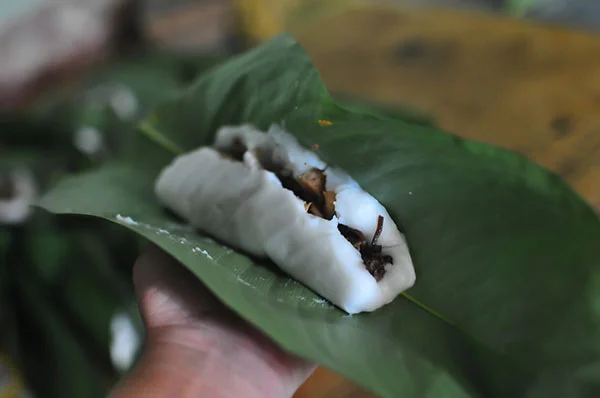 Trải đều nhân bánh theo chiều dọc