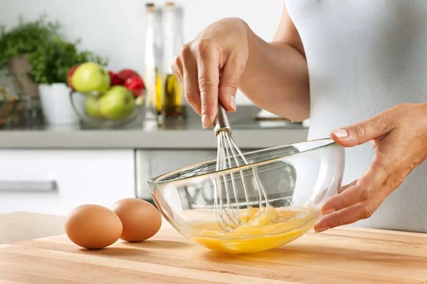 Trứng gà đánh tan, phết hỗn hợp lên mặt bánh