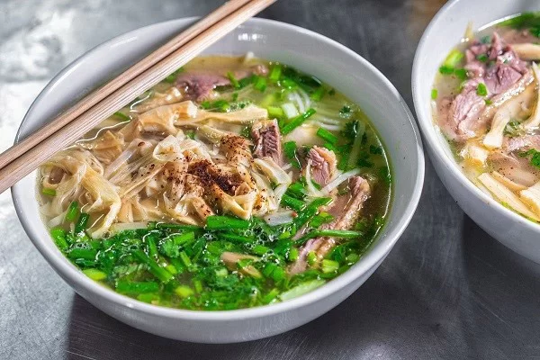 Tô bún ngan với nước dùng trong vắt