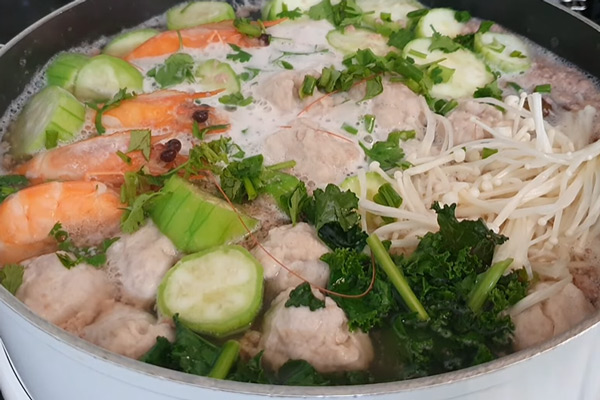 Lẩu tôm bầu thanh ngọt, dễ ăn